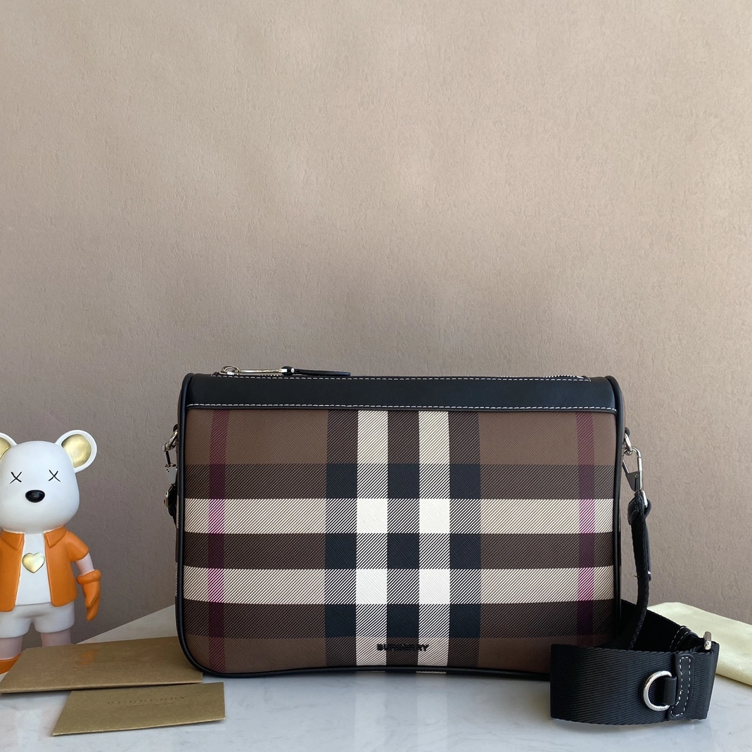 Burberry AAA Man Messenger Bags Sleek 5293