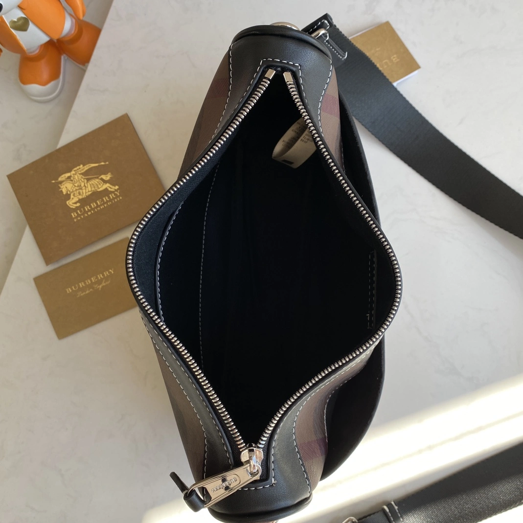 Burberry AAA Man Messenger Bags Sleek 5293