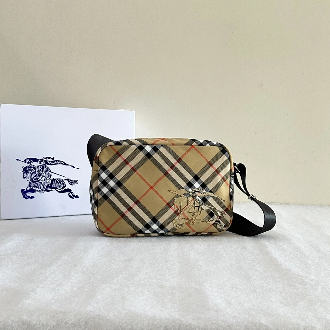 Burberry AAA Man Messenger Bags Sleek 6234