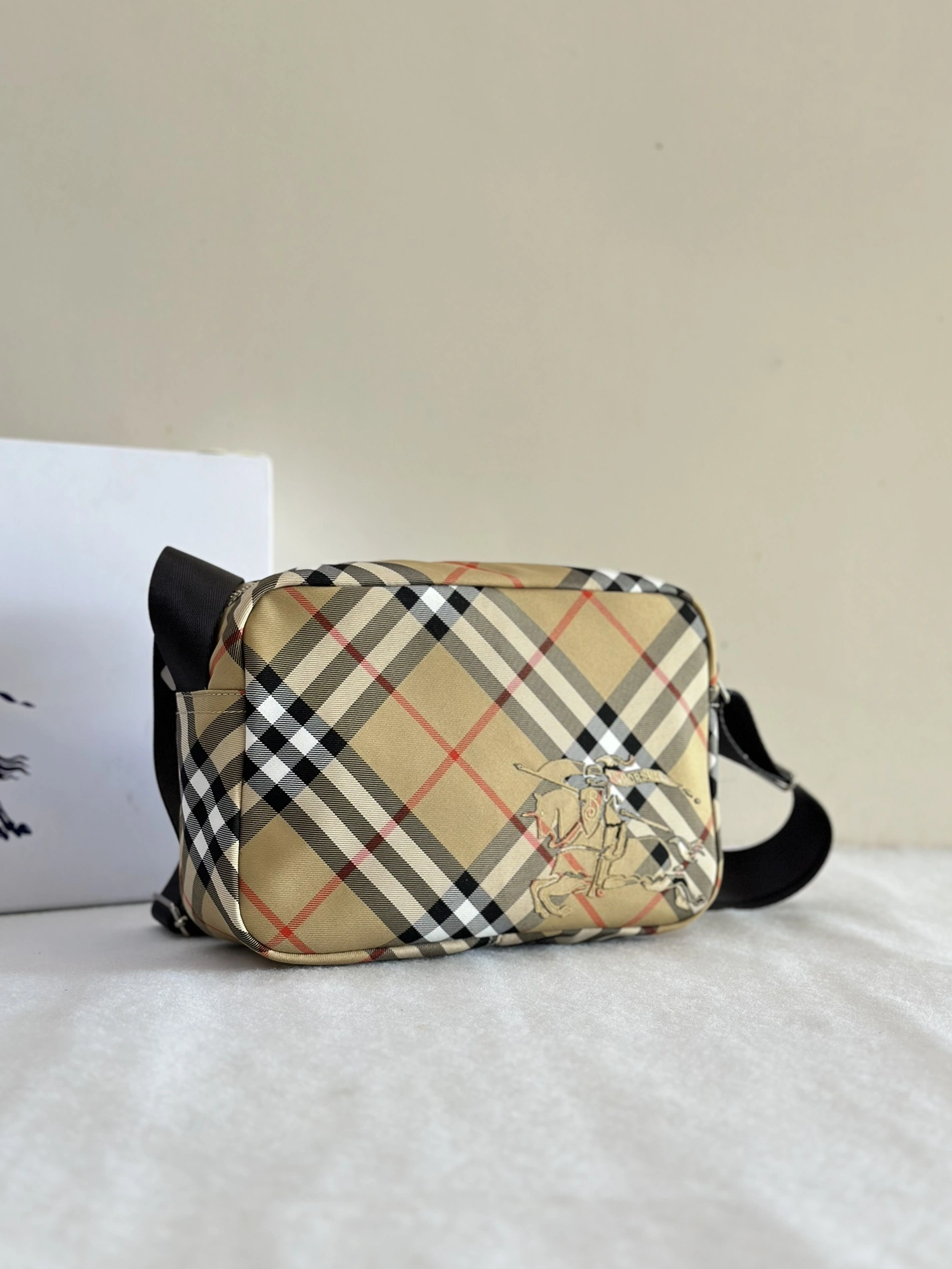 Burberry AAA Man Messenger Bags Sleek 6234