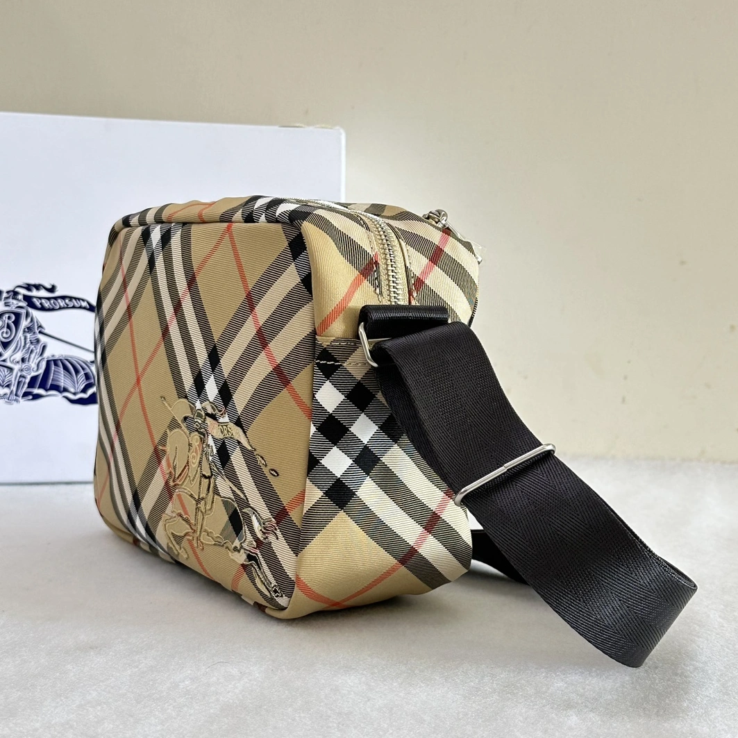 Burberry AAA Man Messenger Bags Sleek 6234