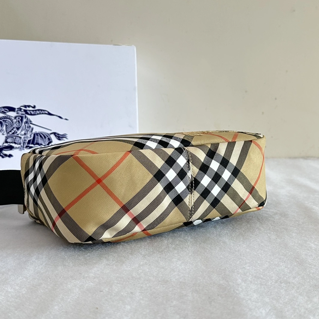 Burberry AAA Man Messenger Bags Sleek 6234