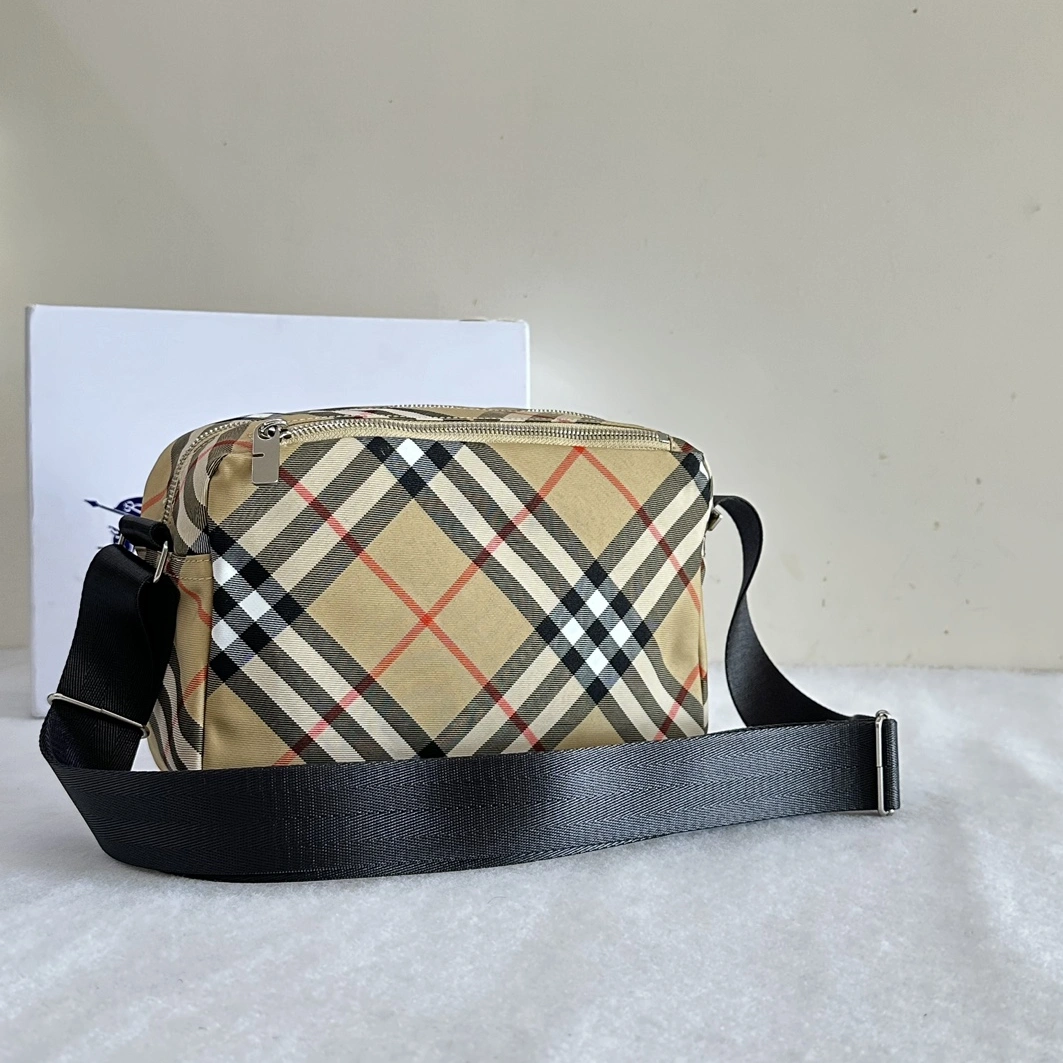 Burberry AAA Man Messenger Bags Sleek 6234