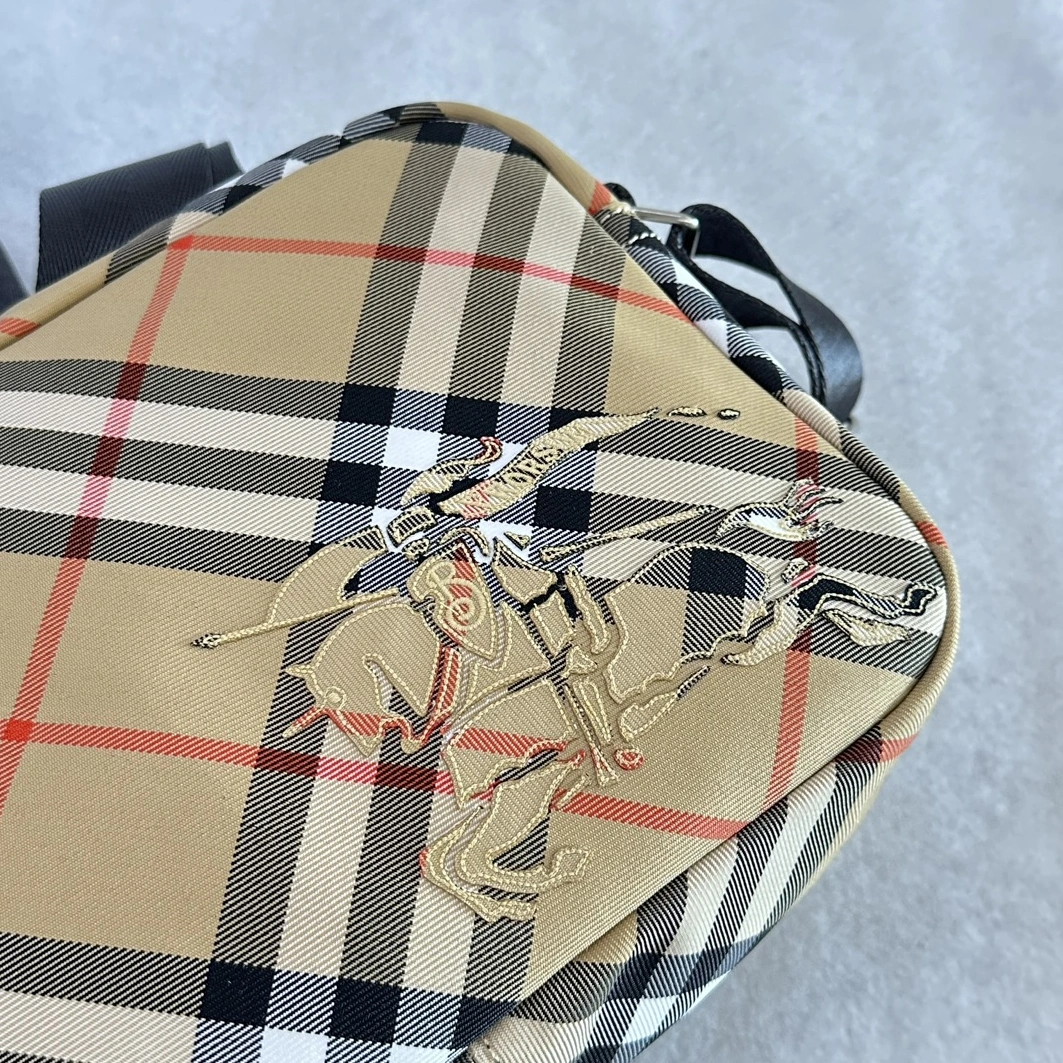 Burberry AAA Man Messenger Bags Sleek 6234