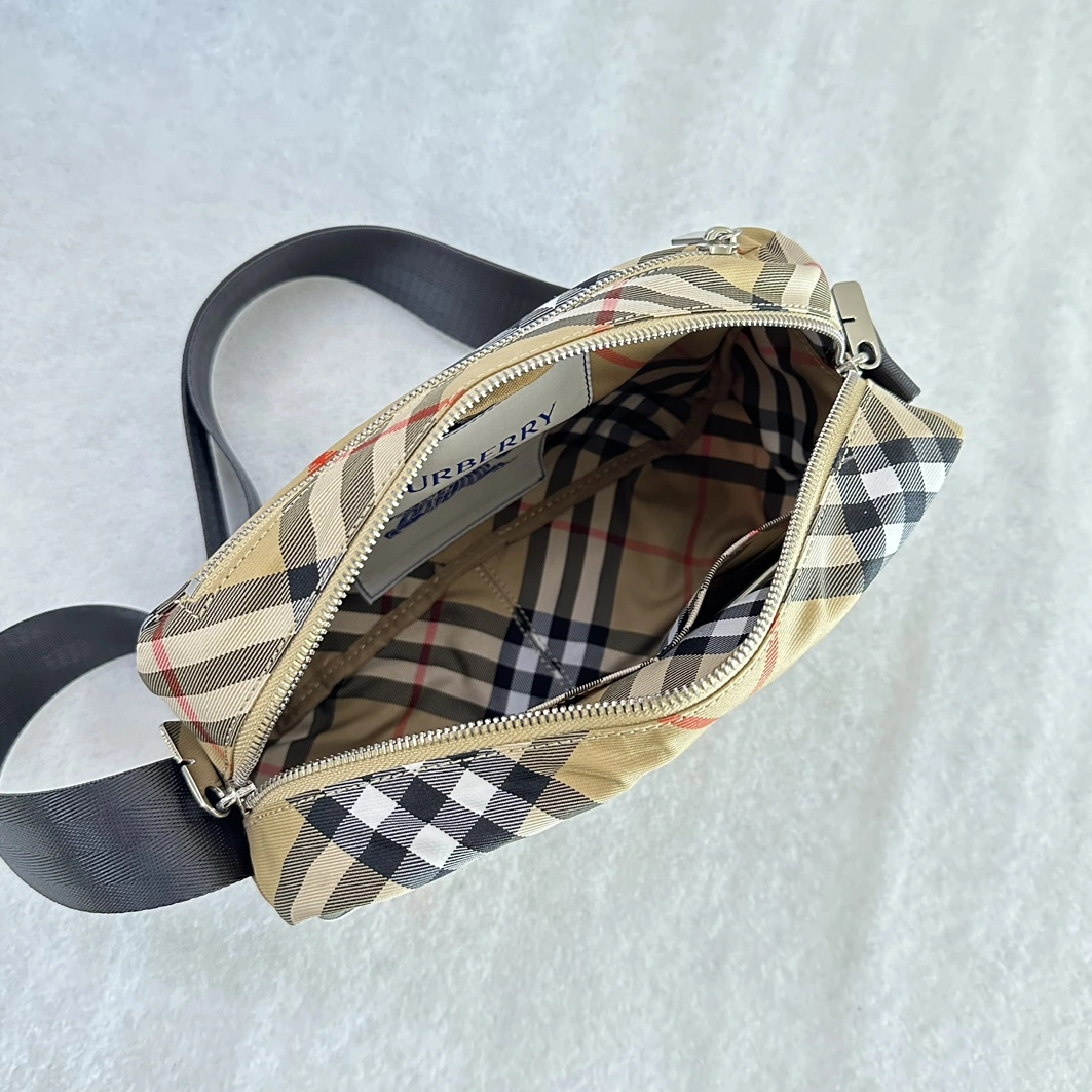 Burberry AAA Man Messenger Bags Sleek 6234
