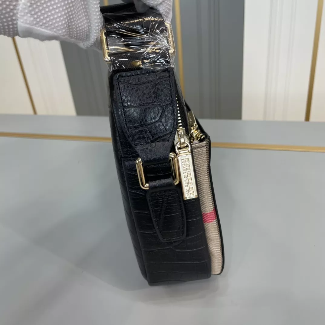 Burberry AAA Man Messenger Bags StreetReady 6700