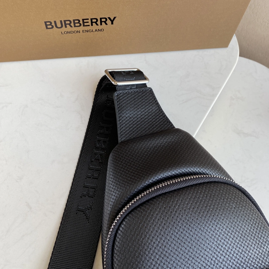 Burberry AAA Man Messenger Bags Stylish 8912