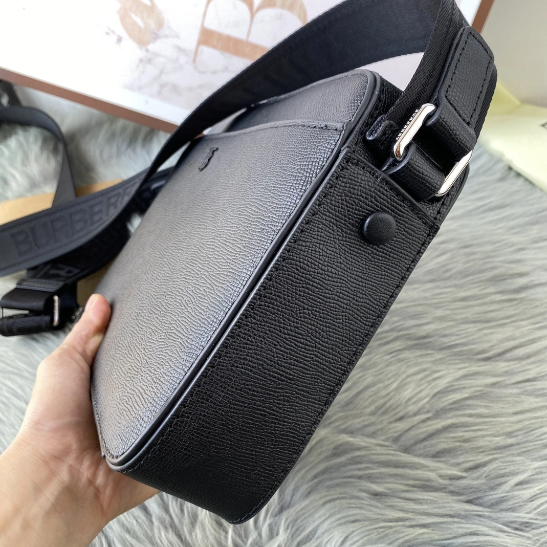 Burberry AAA Man Messenger Bags Timeless 3264