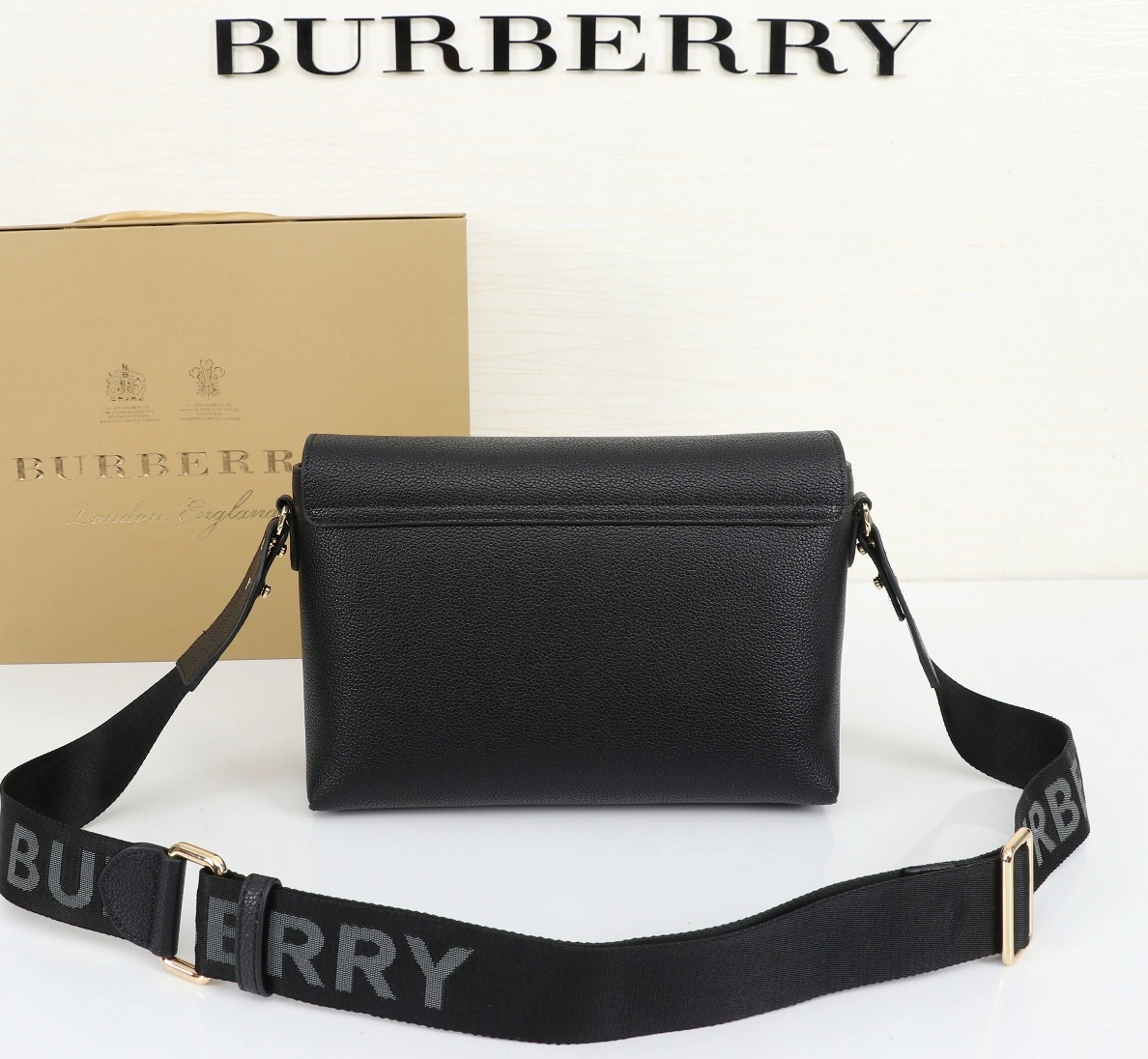 Burberry AAA Messenger Bags For Women Bright 3365