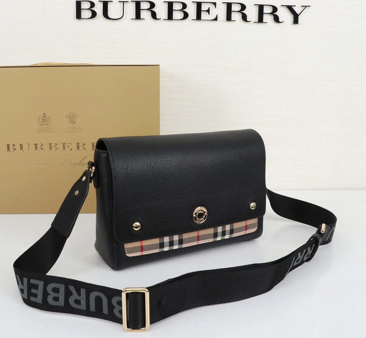 Burberry AAA Messenger Bags For Women Bright 3365