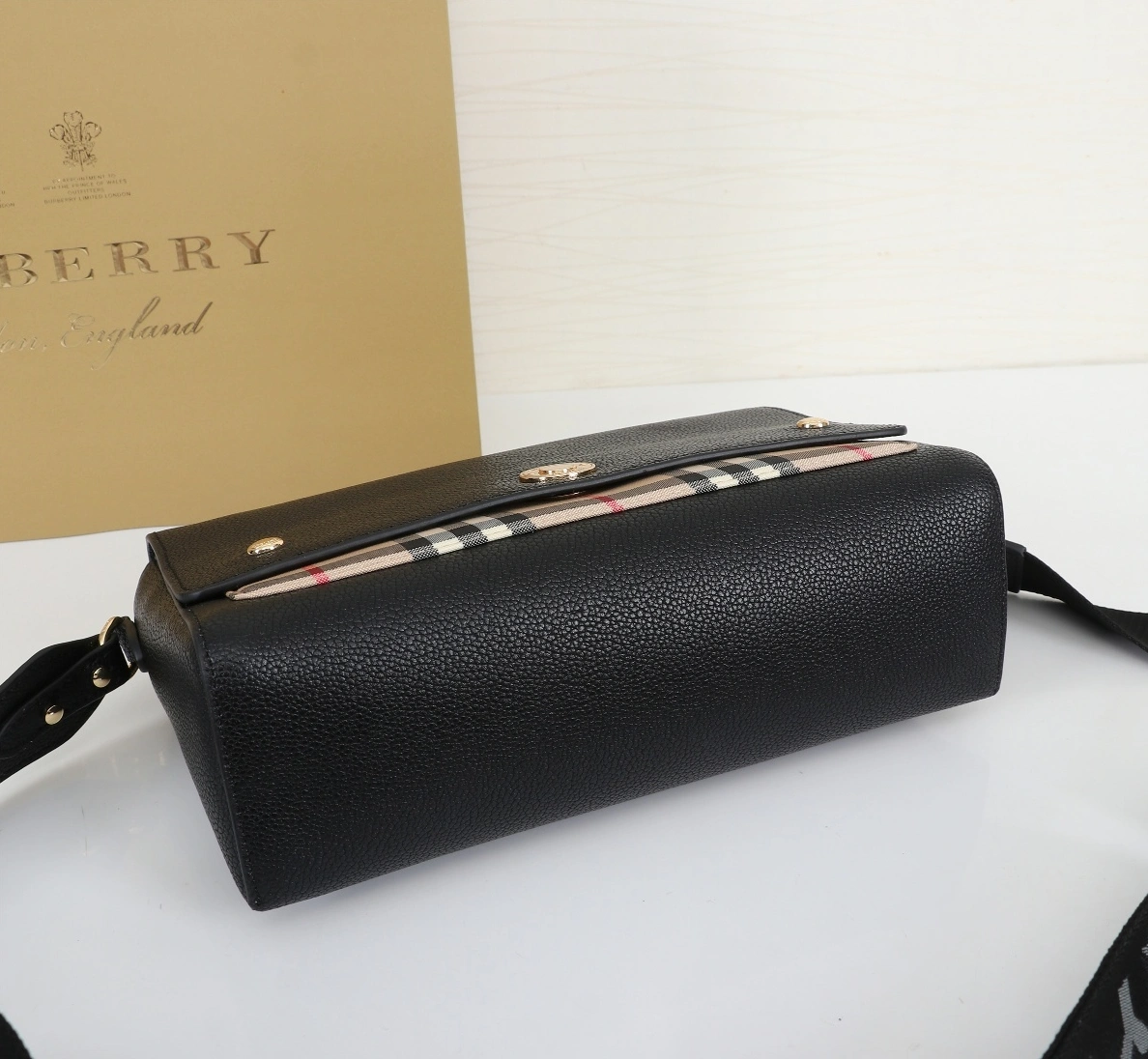 Burberry AAA Messenger Bags For Women Bright 3365