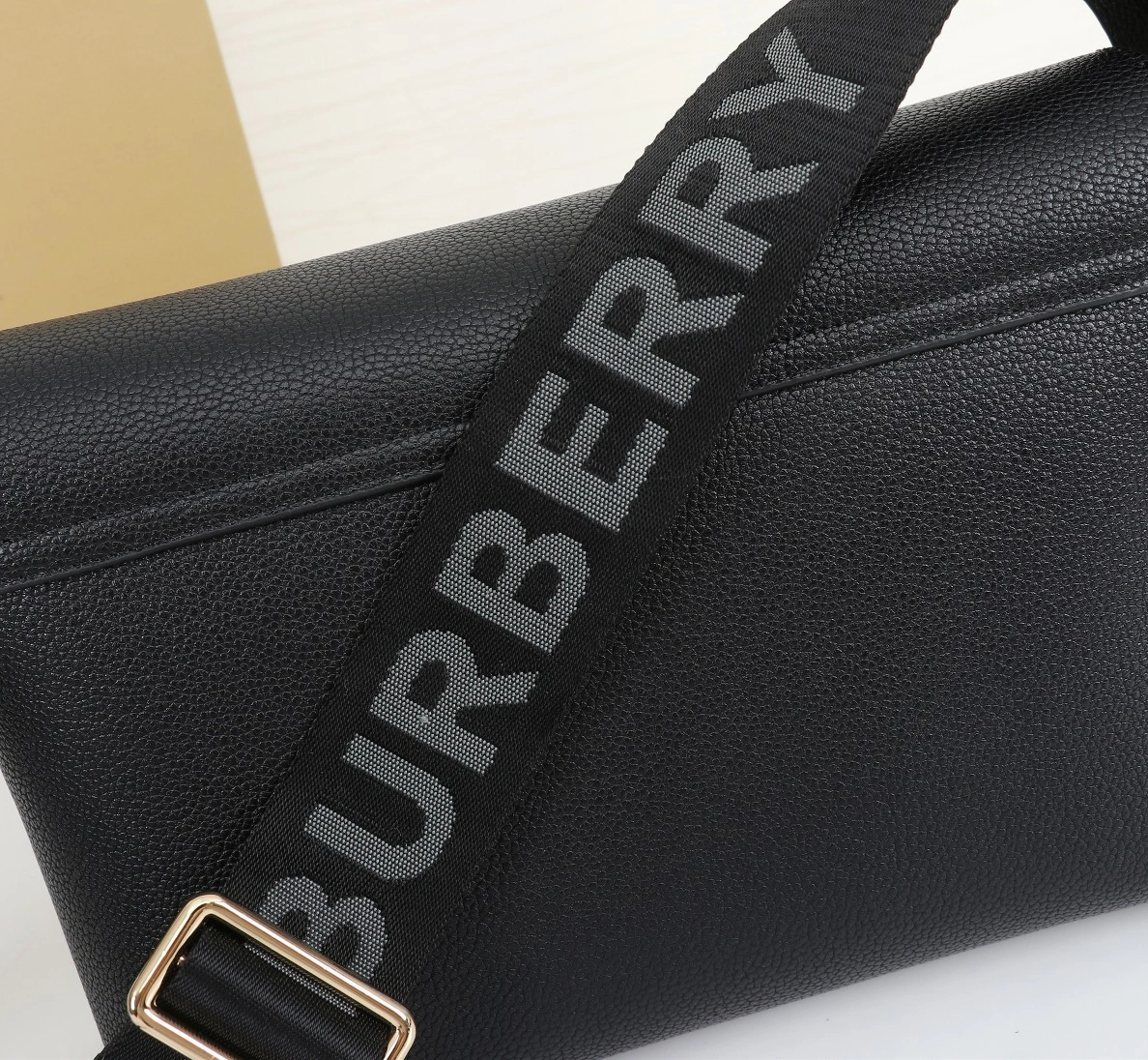 Burberry AAA Messenger Bags For Women Bright 3365