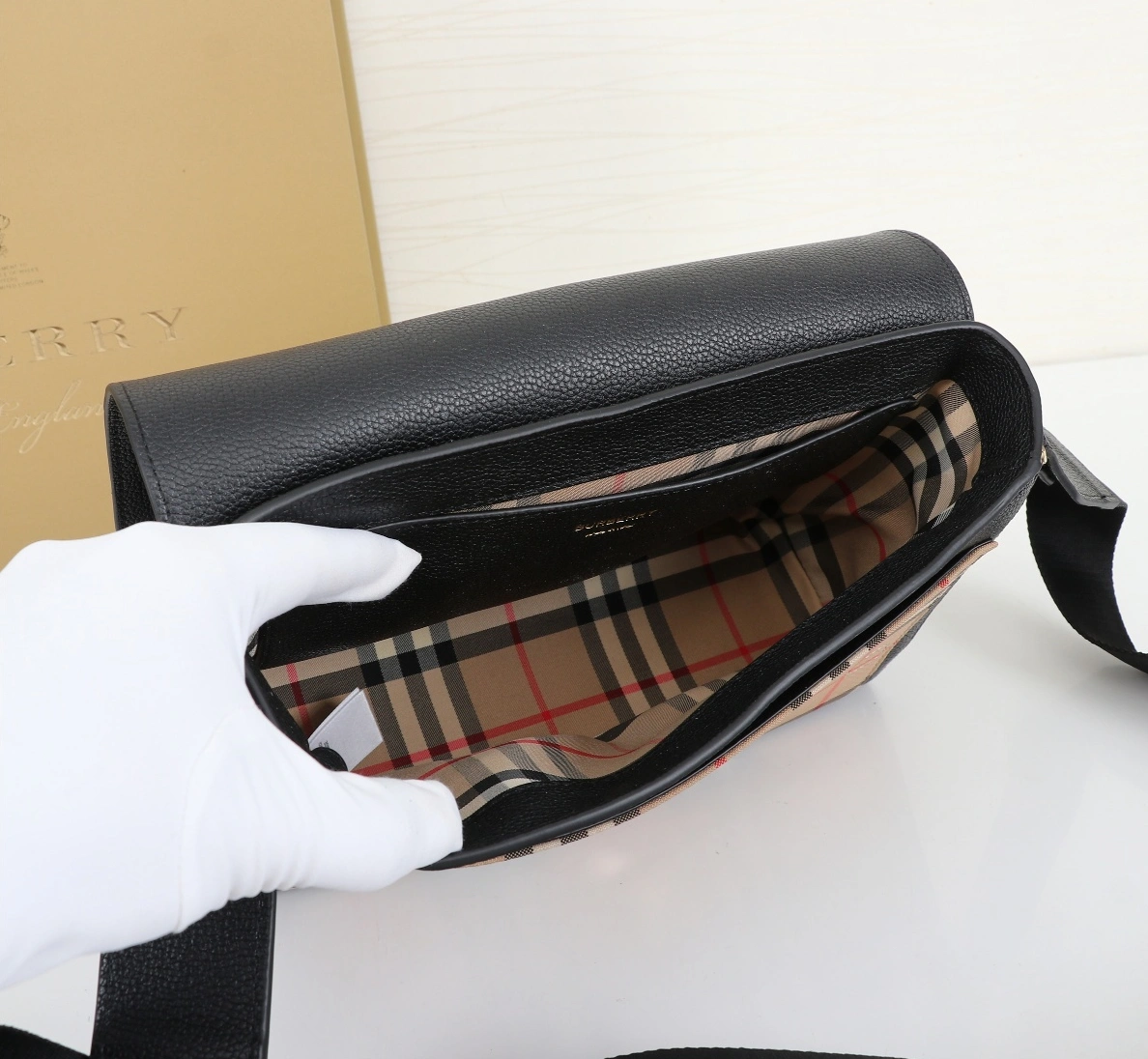 Burberry AAA Messenger Bags For Women Bright 3365