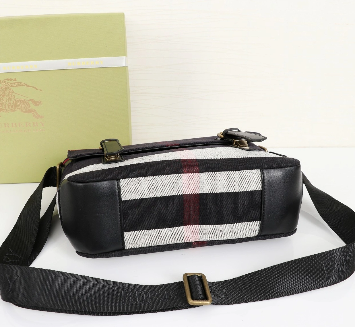 Burberry AAA Messenger Bags For Women Classic 953