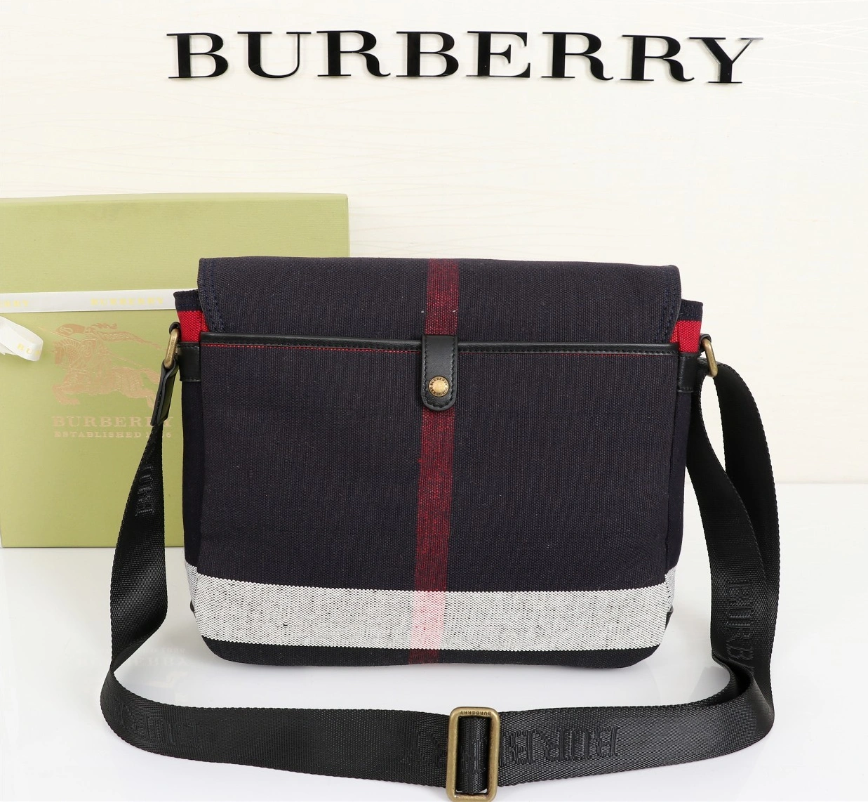 Burberry AAA Messenger Bags For Women Classic 953