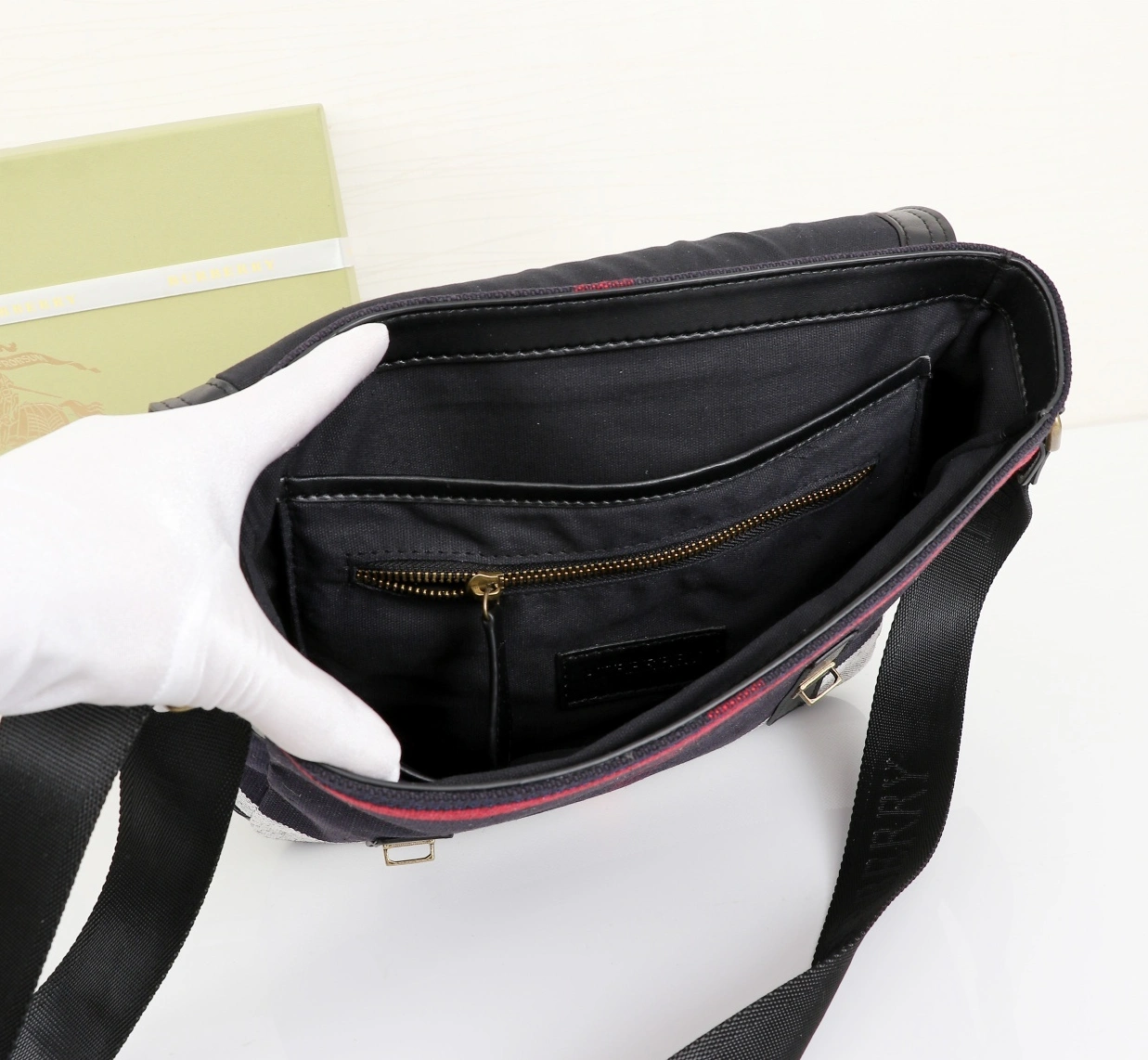 Burberry AAA Messenger Bags For Women Classic 953