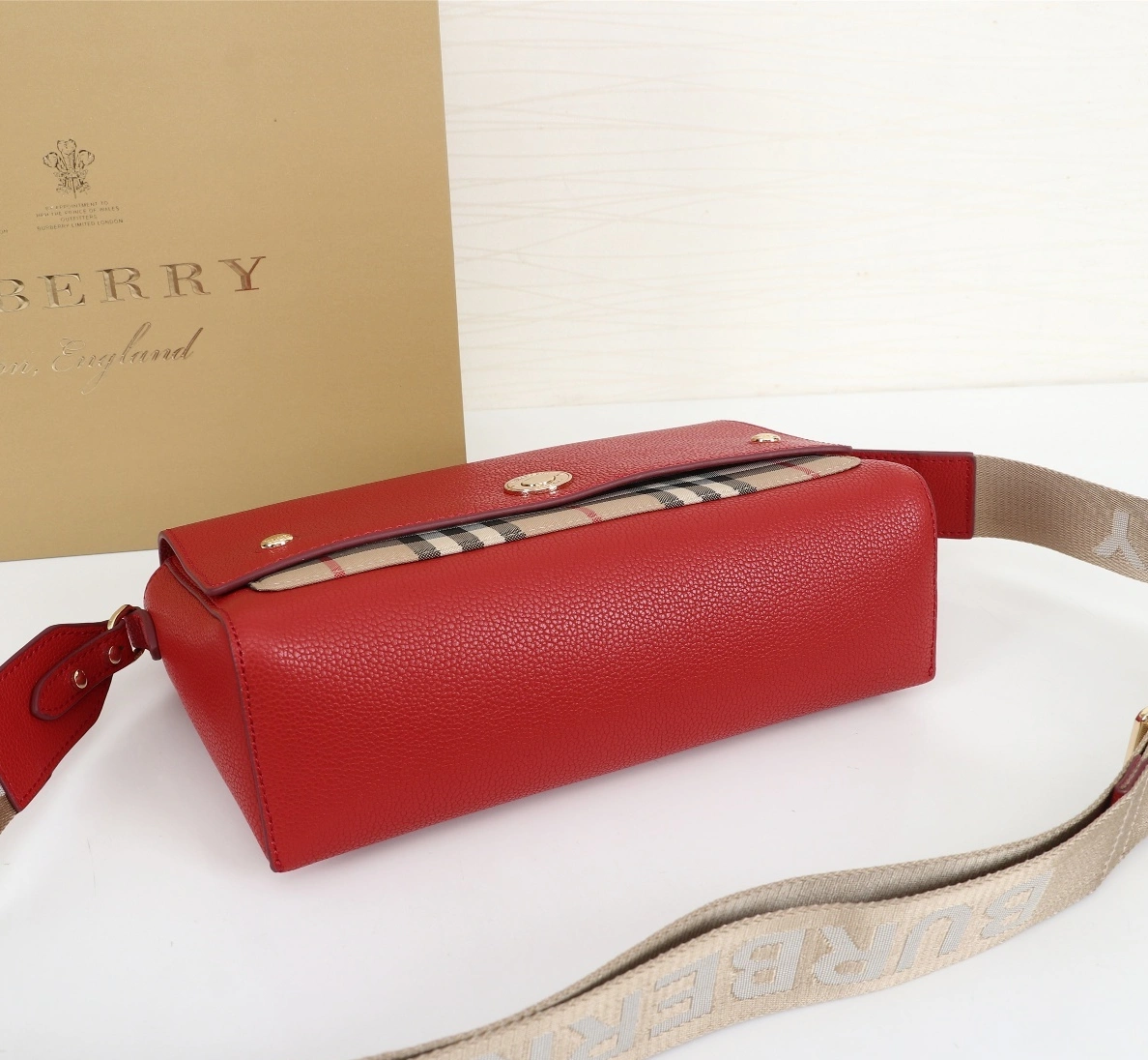 Burberry AAA Messenger Bags For Women Cozy 3198