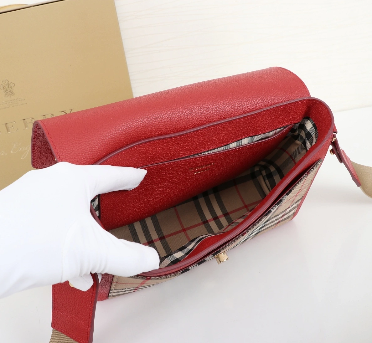 Burberry AAA Messenger Bags For Women Cozy 3198