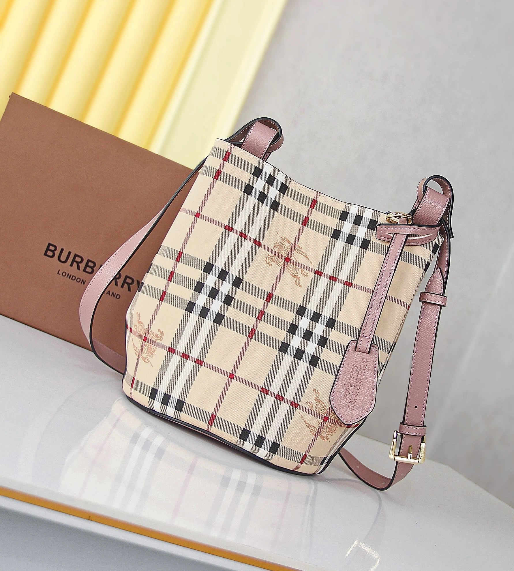 Burberry AAA Messenger Bags For Women Elegant 7336