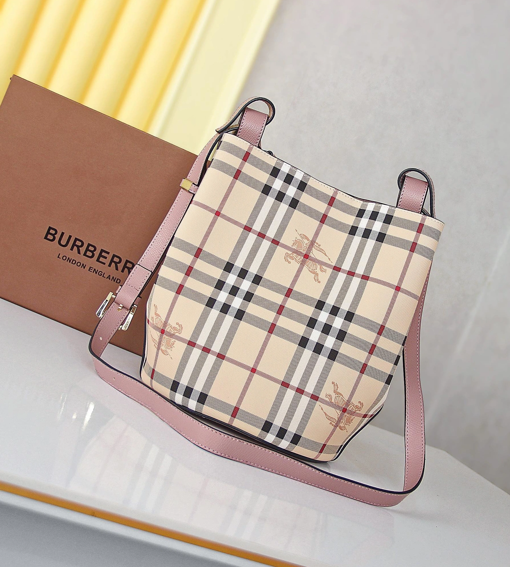 Burberry AAA Messenger Bags For Women Elegant 7336