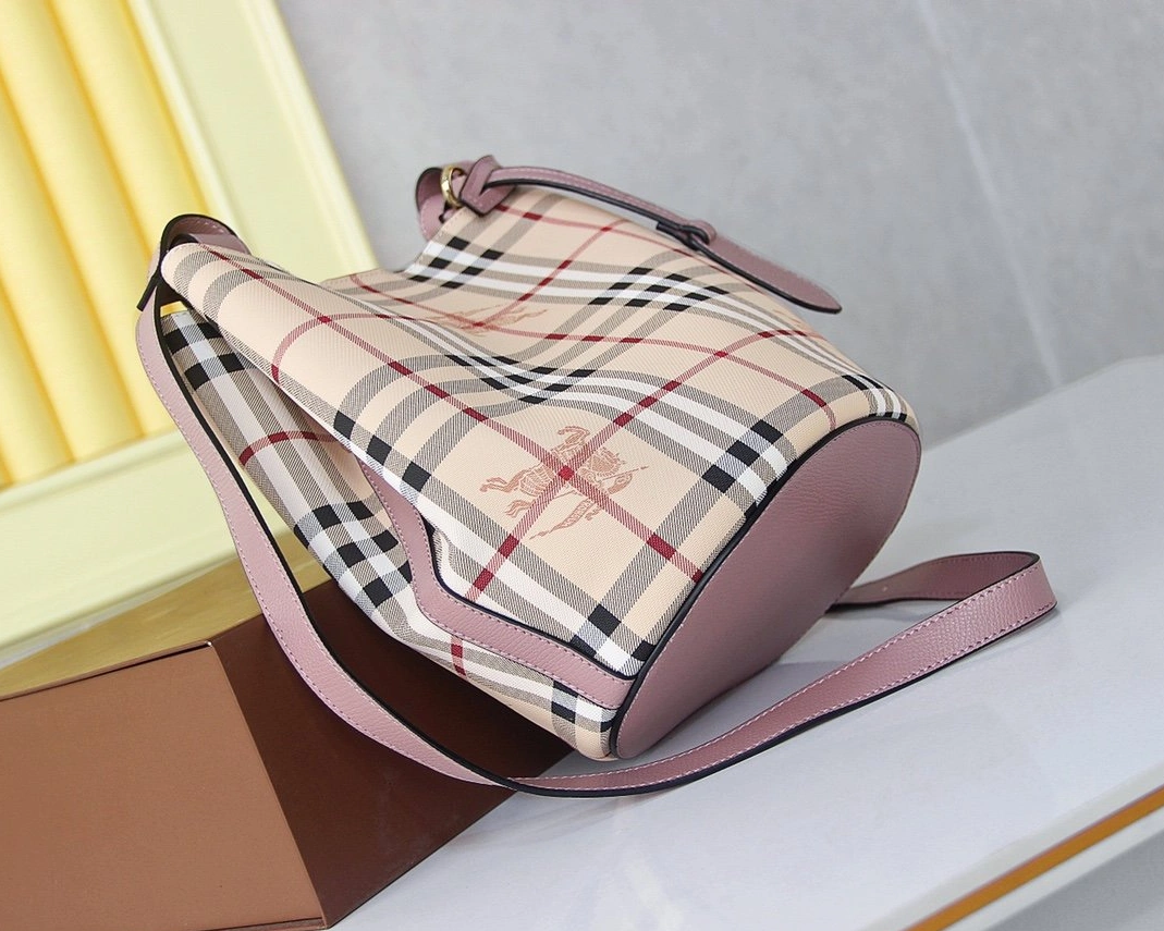 Burberry AAA Messenger Bags For Women Elegant 7336