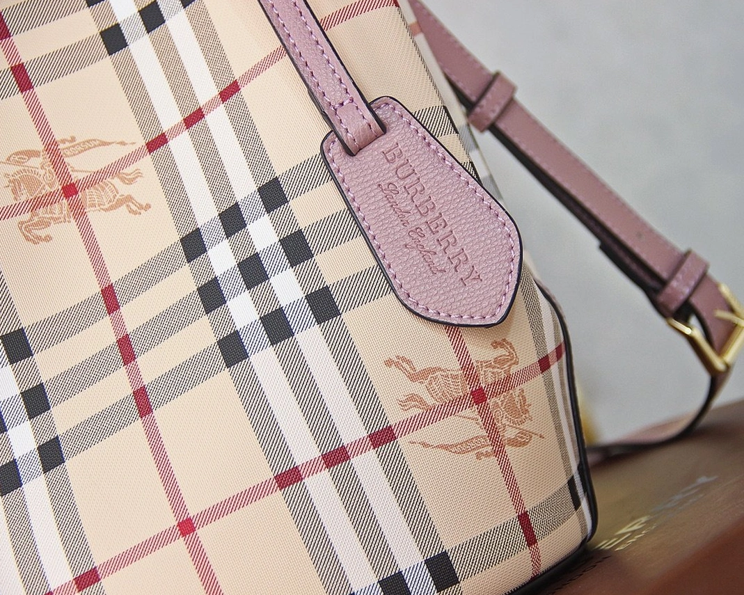 Burberry AAA Messenger Bags For Women Elegant 7336