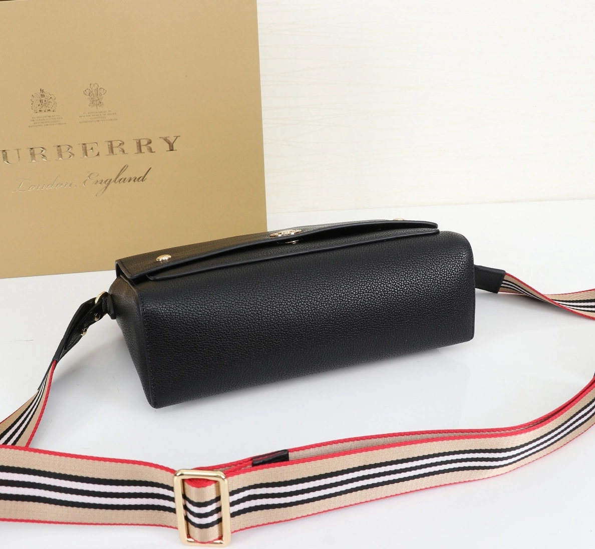 Burberry AAA Messenger Bags For Women Functional 6557