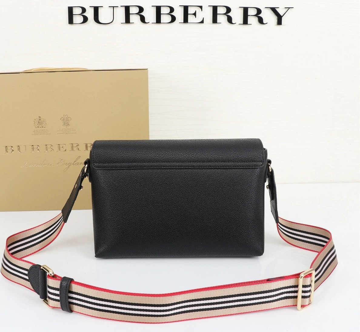 Burberry AAA Messenger Bags For Women Functional 6557