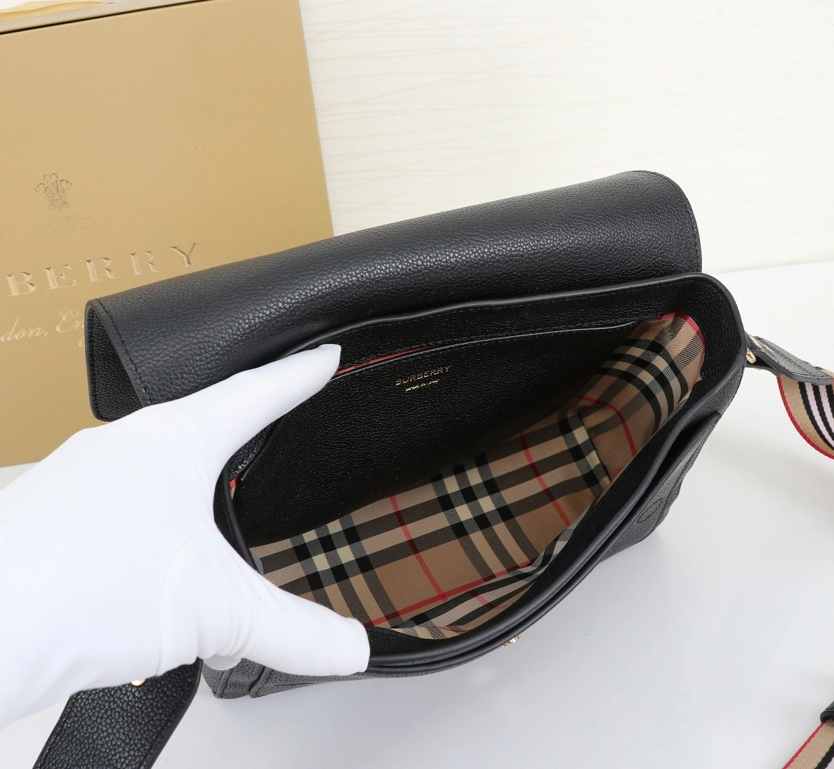 Burberry AAA Messenger Bags For Women Functional 6557