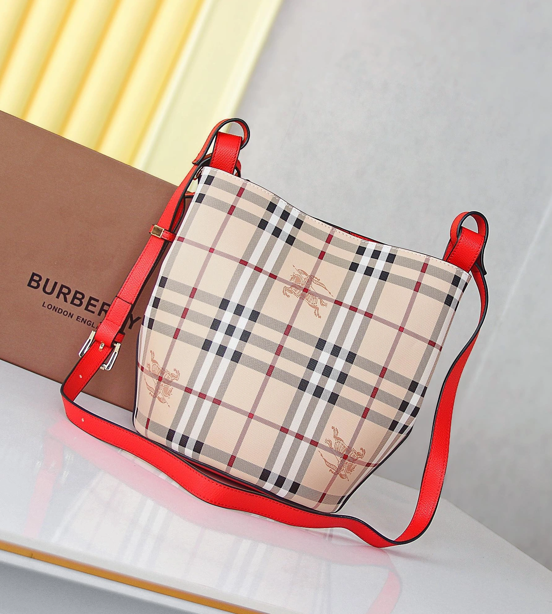 Burberry AAA Messenger Bags For Women SmartChoice 6097
