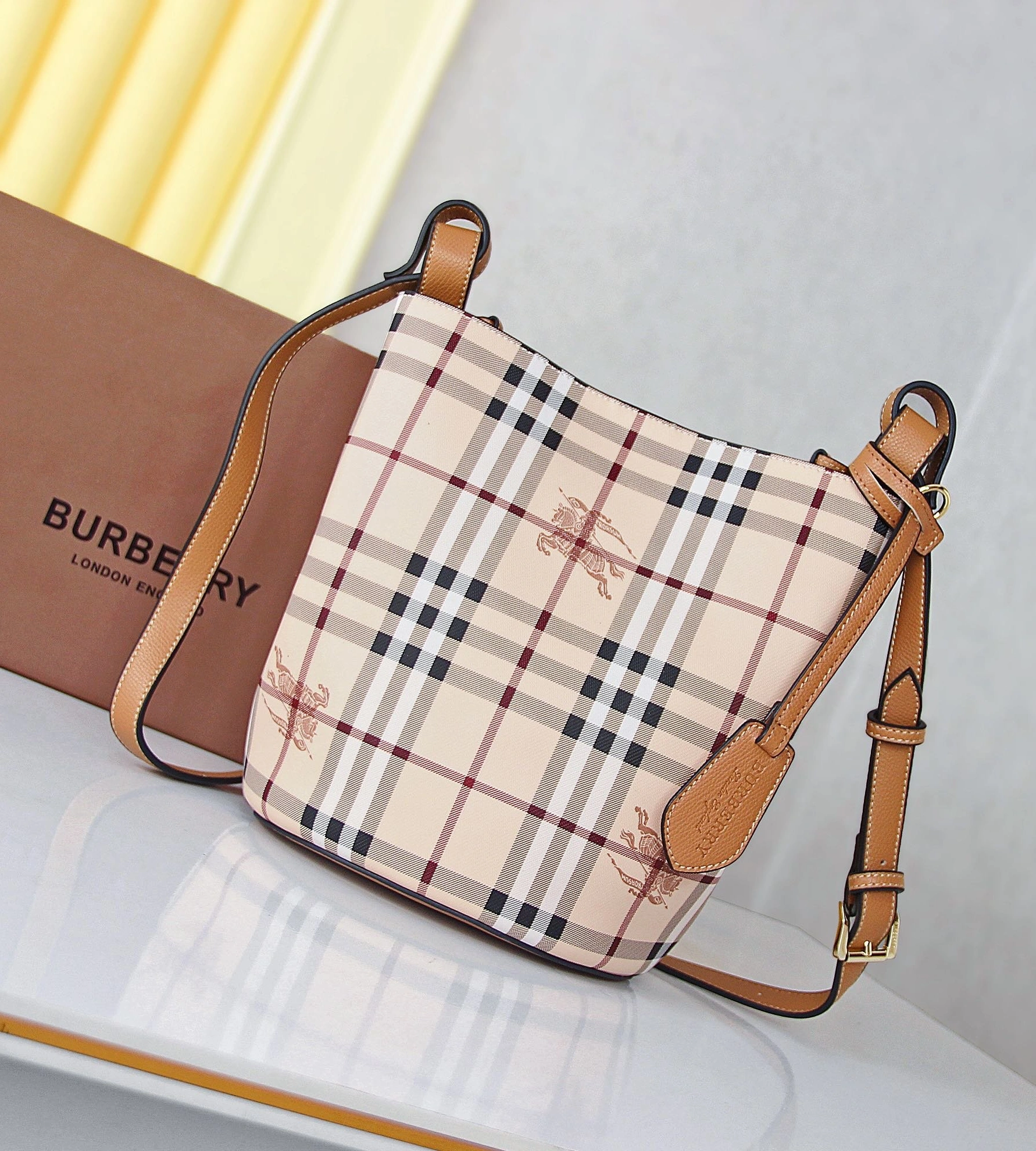 Burberry AAA Messenger Bags For Women Sophisticated 7600