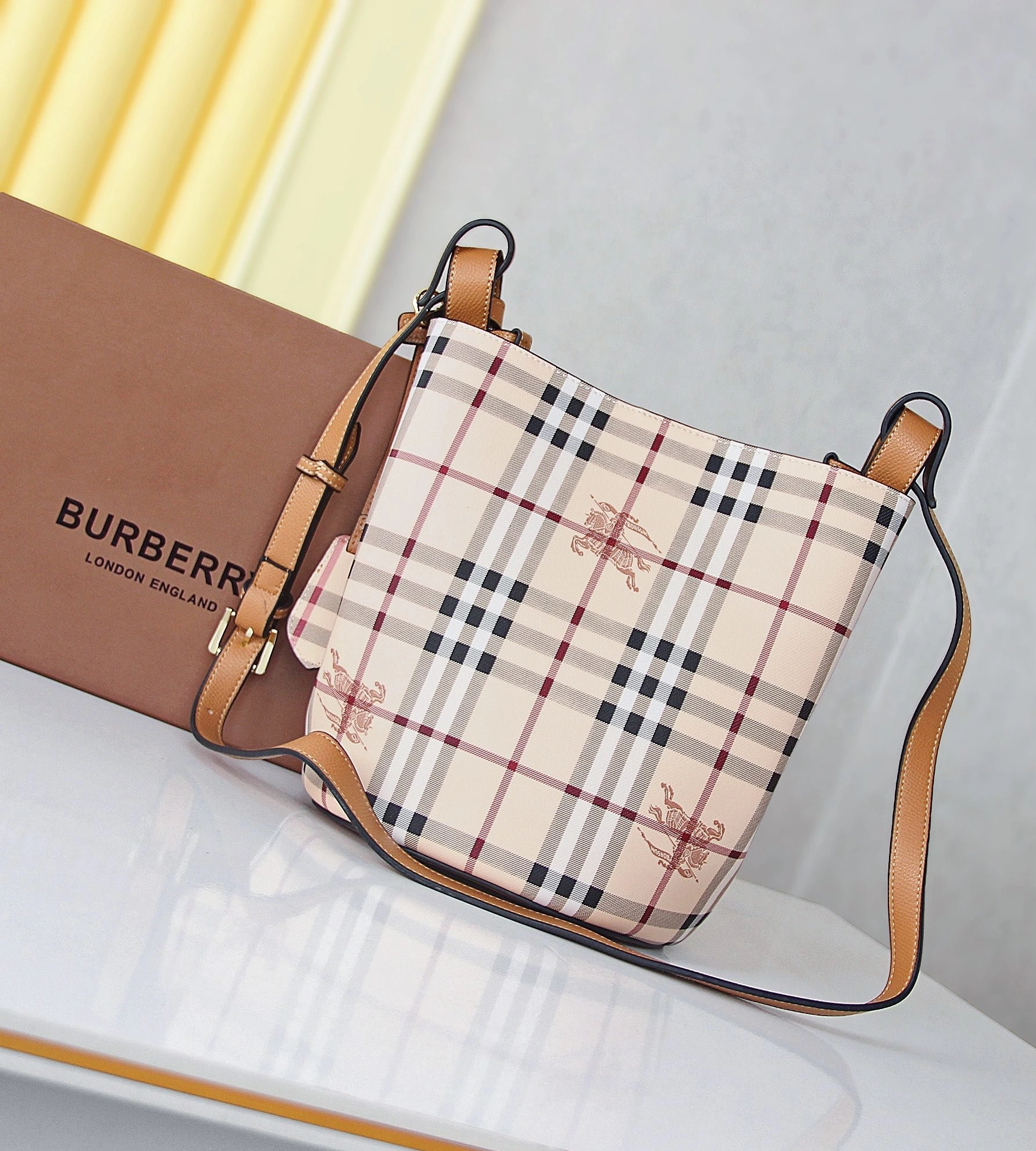 Burberry AAA Messenger Bags For Women Sophisticated 7600