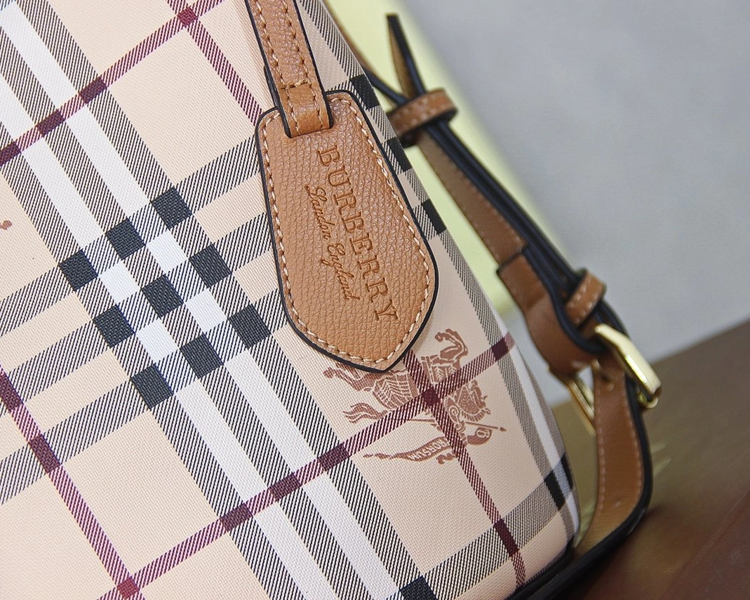 Burberry AAA Messenger Bags For Women Sophisticated 7600