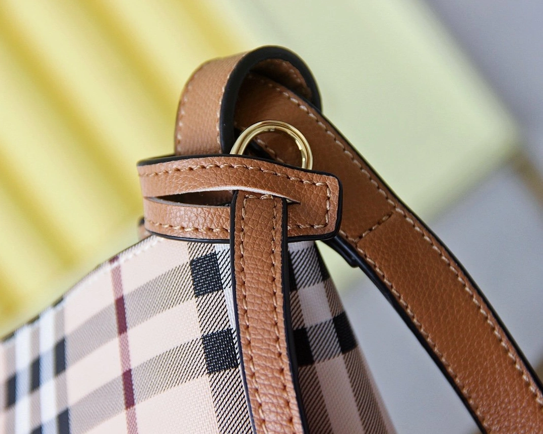 Burberry AAA Messenger Bags For Women Sophisticated 7600