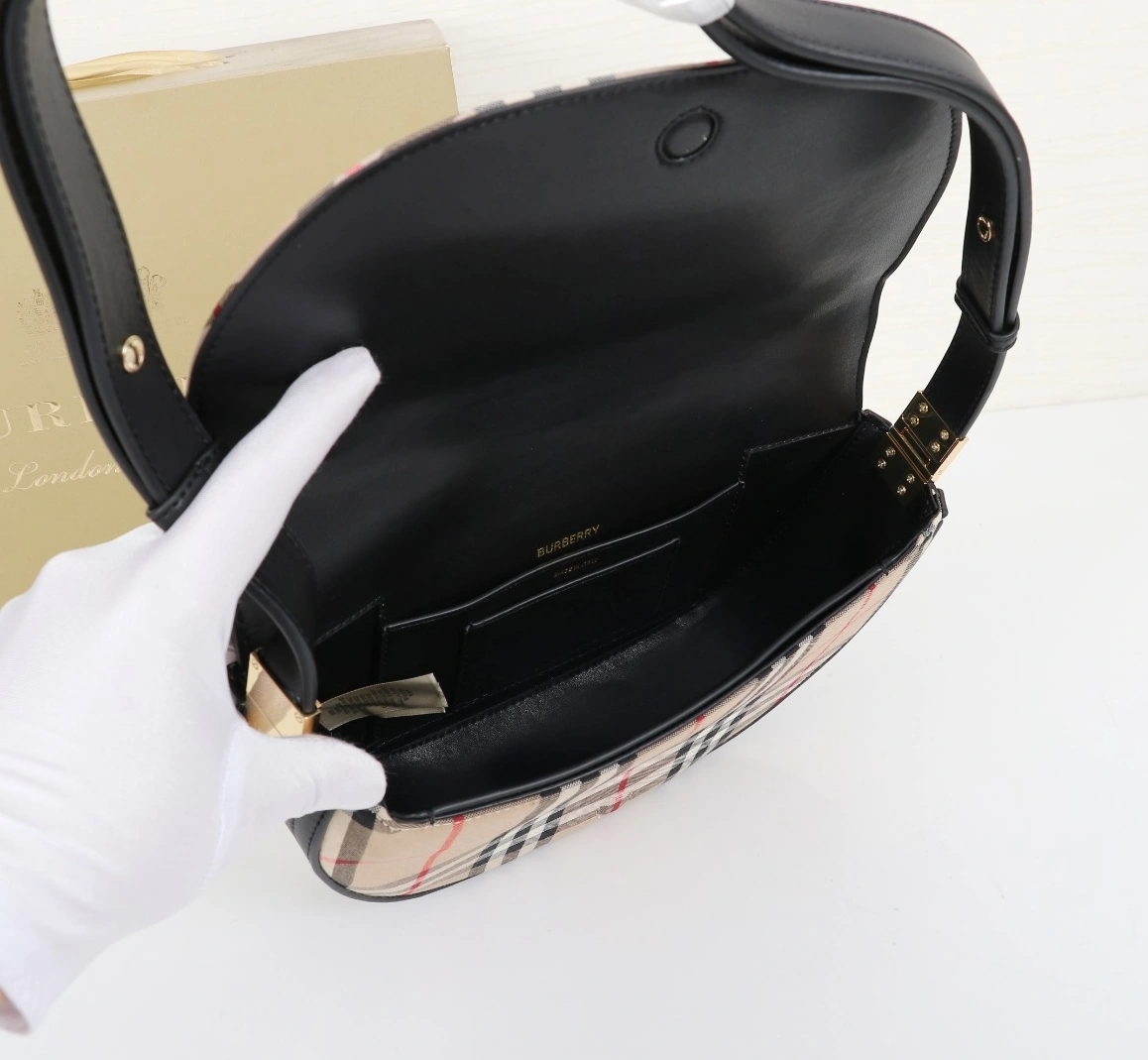 Burberry AAA Messenger Bags For Women Trendsetting 3533
