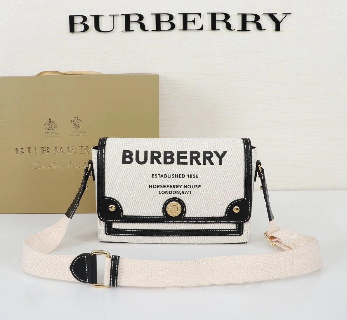 Burberry AAA Messenger Bags For Women Unique 5605