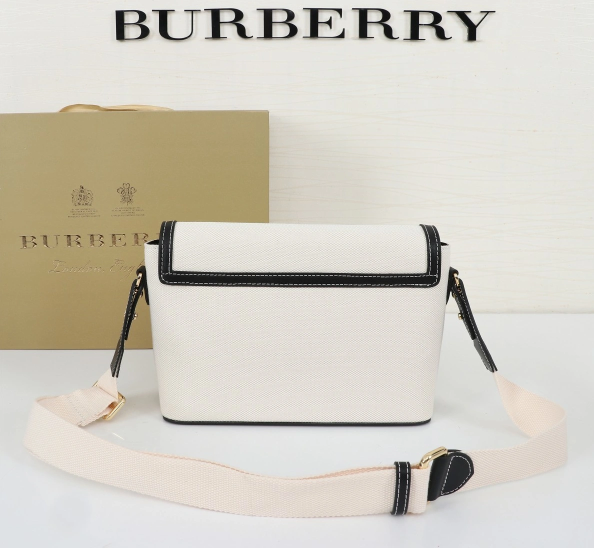 Burberry AAA Messenger Bags For Women Unique 5605