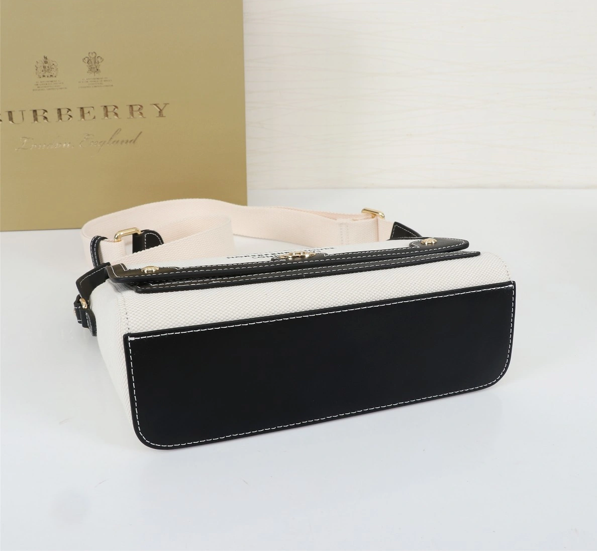 Burberry AAA Messenger Bags For Women Unique 5605