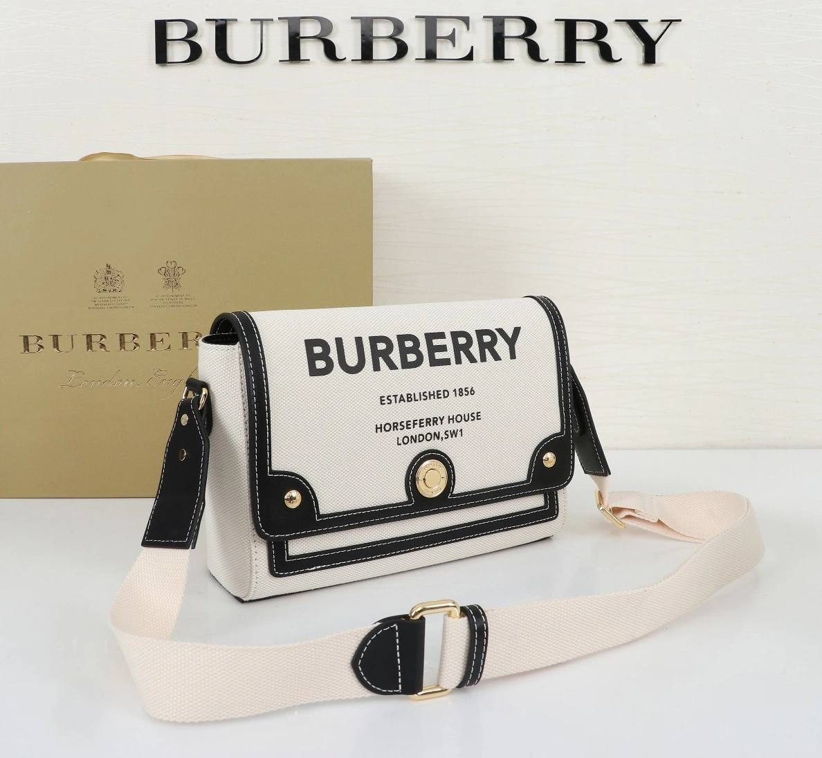 Burberry AAA Messenger Bags For Women Unique 5605