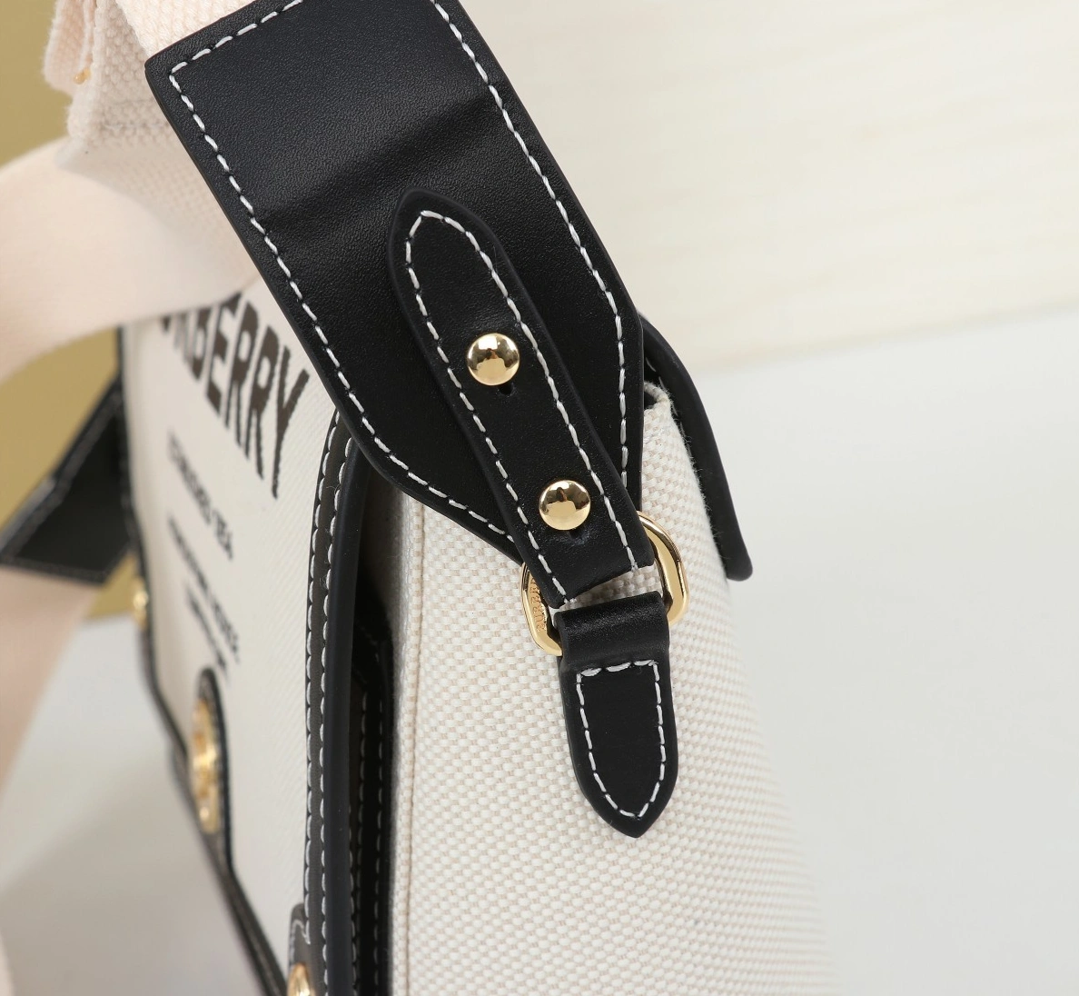 Burberry AAA Messenger Bags For Women Unique 5605