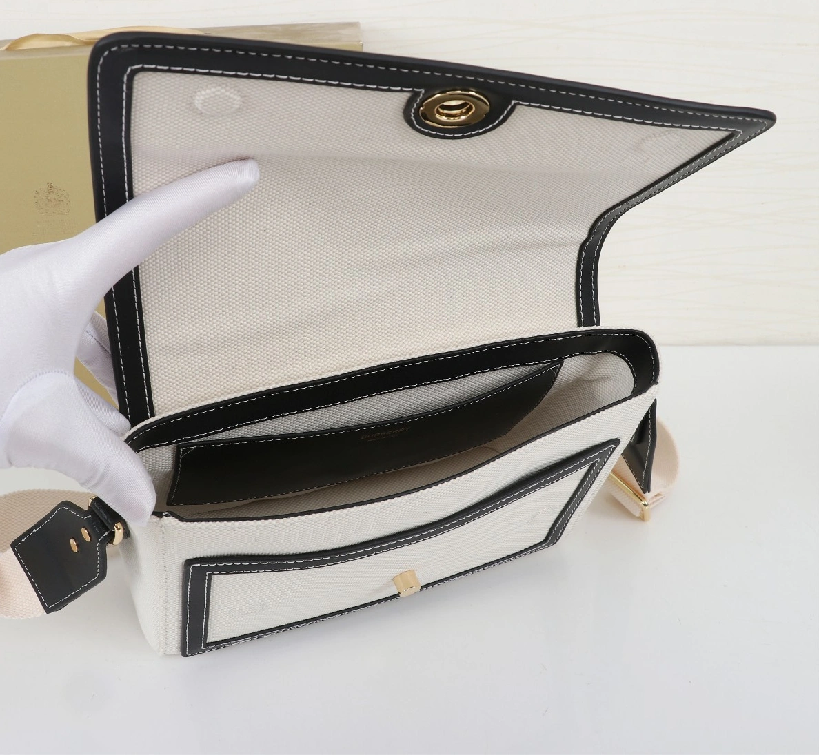 Burberry AAA Messenger Bags For Women Unique 5605