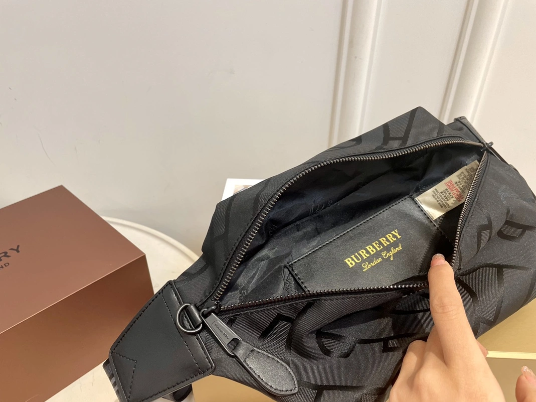 Burberry AAA Quality Belt Bags For Men EyeCatching 2581