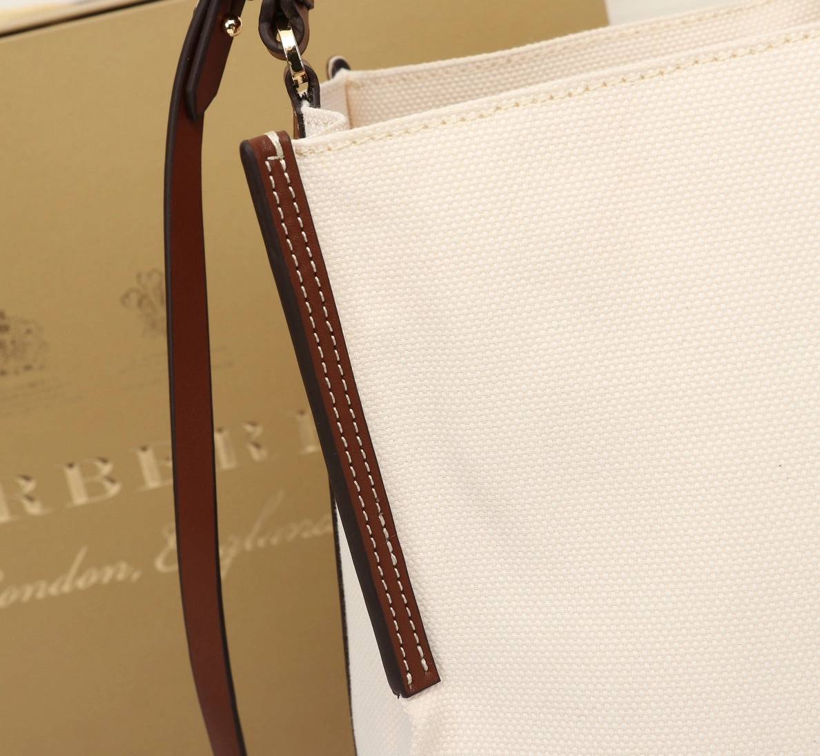 Burberry AAA Quality Handbags For Women BestValue 2080