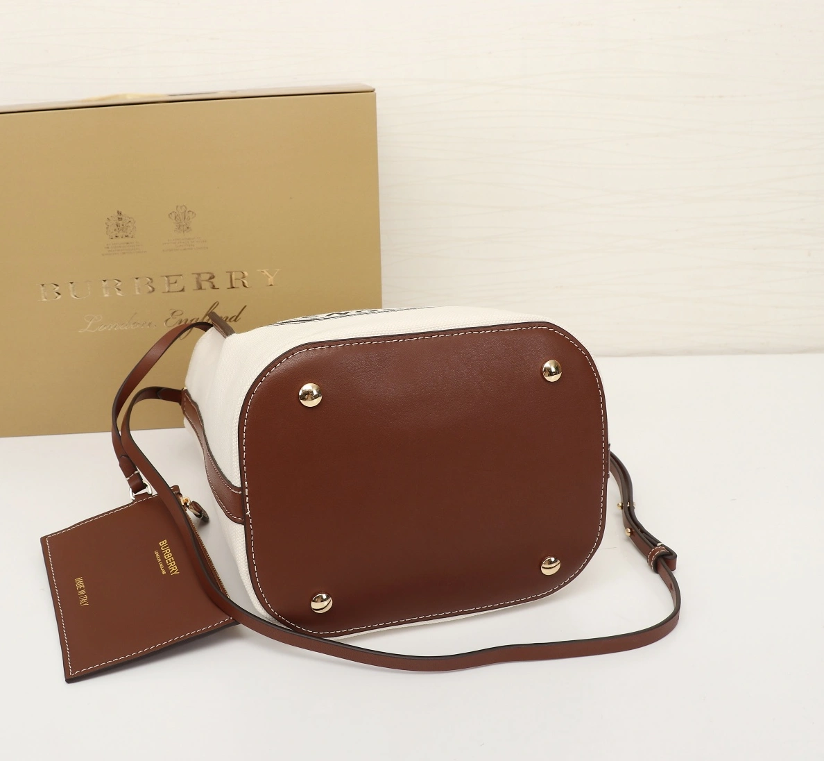 Burberry AAA Quality Handbags For Women BestValue 2080
