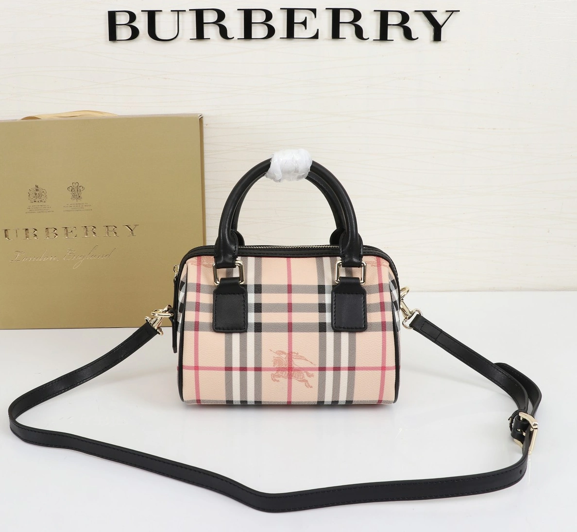 Burberry AAA Quality Handbags For Women Efficient 3324