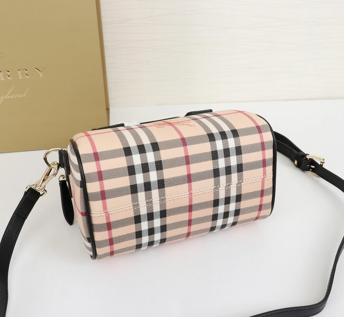 Burberry AAA Quality Handbags For Women Efficient 3324