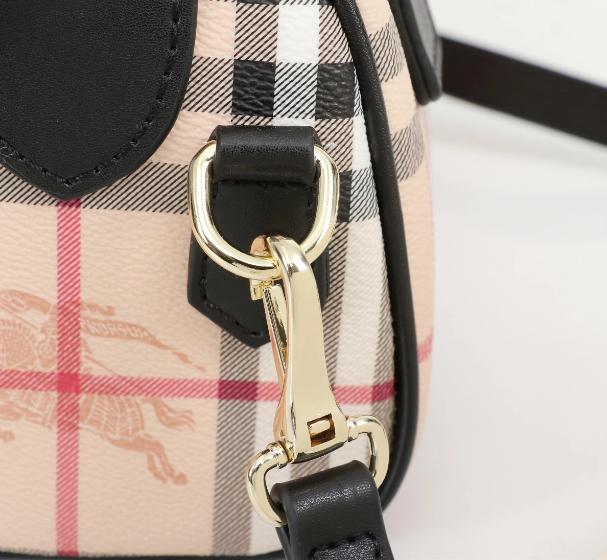 Burberry AAA Quality Handbags For Women Efficient 3324