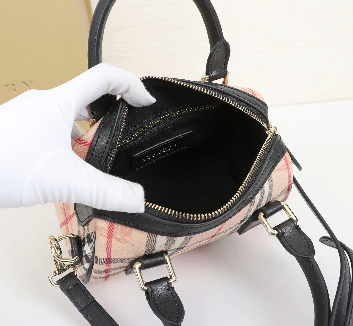 Burberry AAA Quality Handbags For Women Efficient 3324