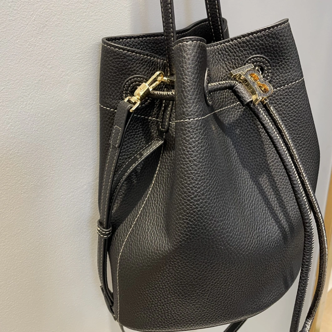 Burberry AAA Quality Handbags For Women Elegant 8447