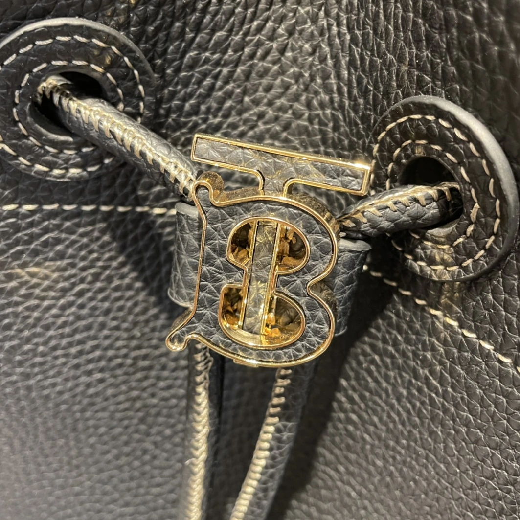 Burberry AAA Quality Handbags For Women Elegant 8447
